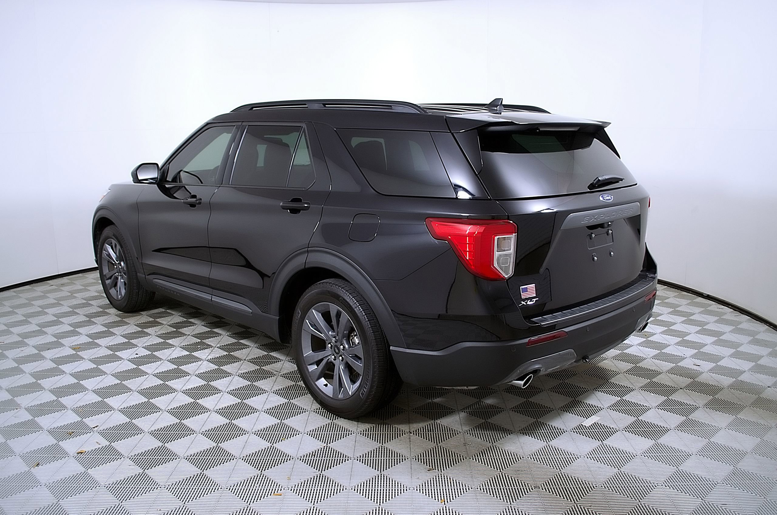 Used 2023 Ford Explorer XLT w/ Equipment Group 202A image 9