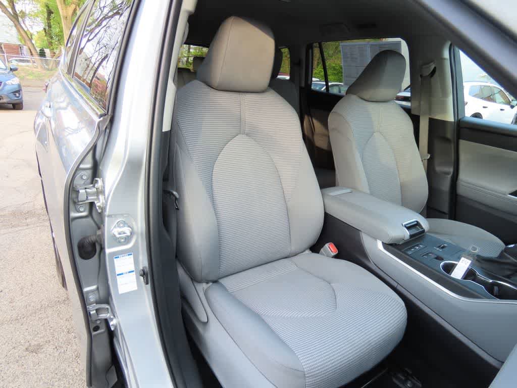 Used 2022 Toyota Highlander LE AWD/4WD image 19