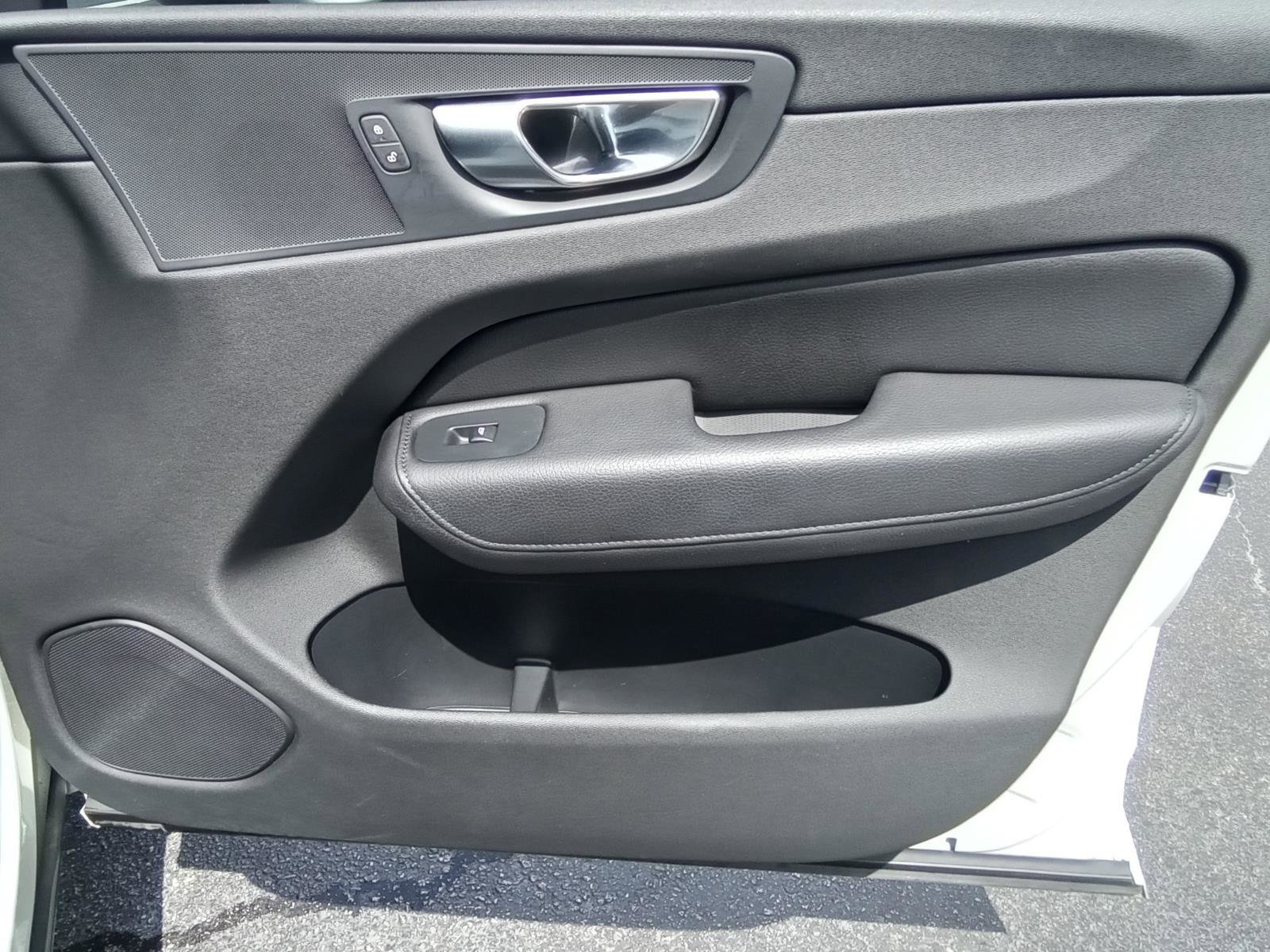 Used 2021 Volvo XC60 T5 Momentum w/ Protection Package Premier image 26