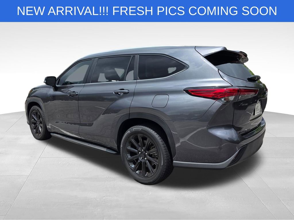 Used 2023 Toyota Highlander XLE FWD image 5