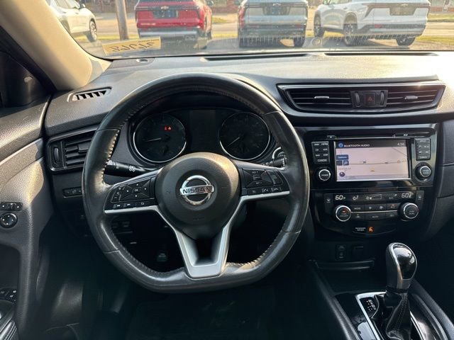 Used 2017 Nissan Rogue SV w/ SV Premium Package image 3