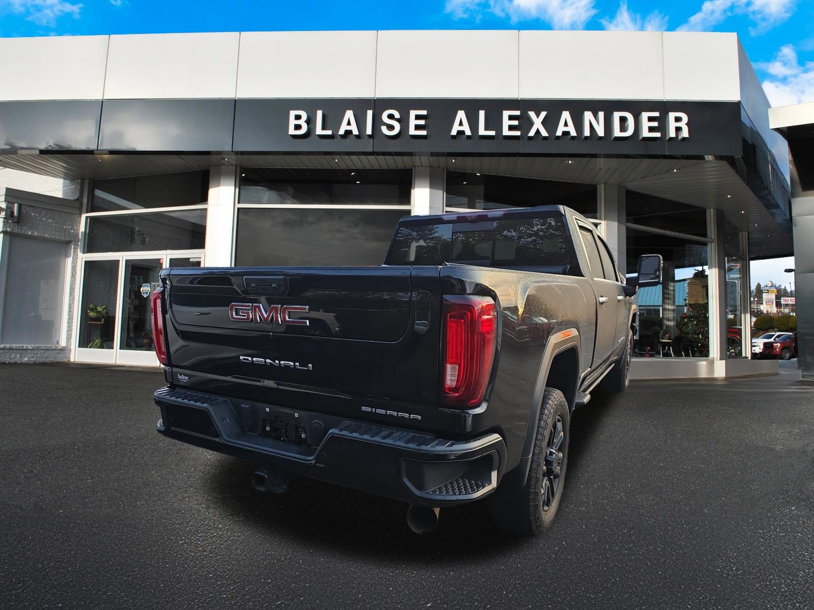 Used 2023 GMC Sierra 2500 Denali w/ Denali Black Diamond Edition AWD/4WD image 3