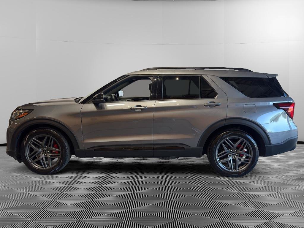 Used 2025 Ford Explorer ST AWD/4WD image 2