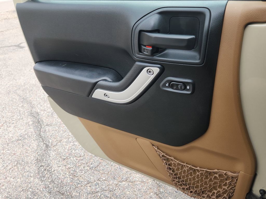 Used 2017 Jeep Wrangler Unlimited Sahara w/ Connectivity Group AWD/4WD image 7