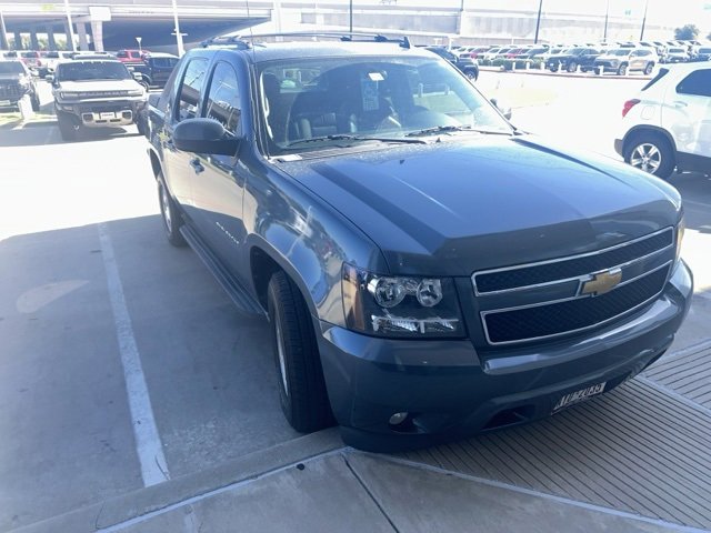 Used 2011 Chevrolet Avalanche LT w/ Luxury Package image 2