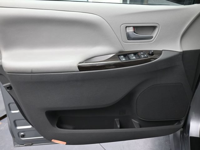 Used 2018 Toyota Sienna XLE FWD image 18