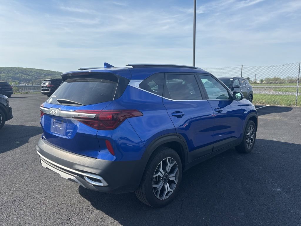 Certified 2022 Kia Seltos EX image 2