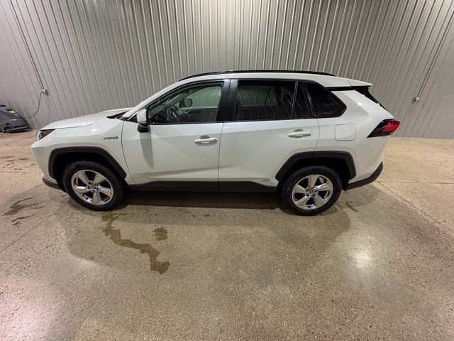 Used 2021 Toyota RAV4 XLE Premium image 2