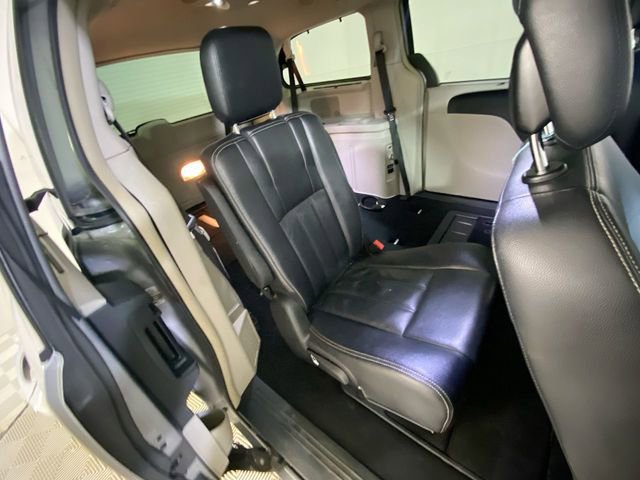 Used 2014 Chrysler Town & Country Touring w/ Driver Convenience Group image 11