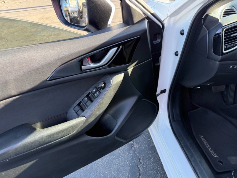 Used 2015 MAZDA MAZDA3 i Sport FWD image 12