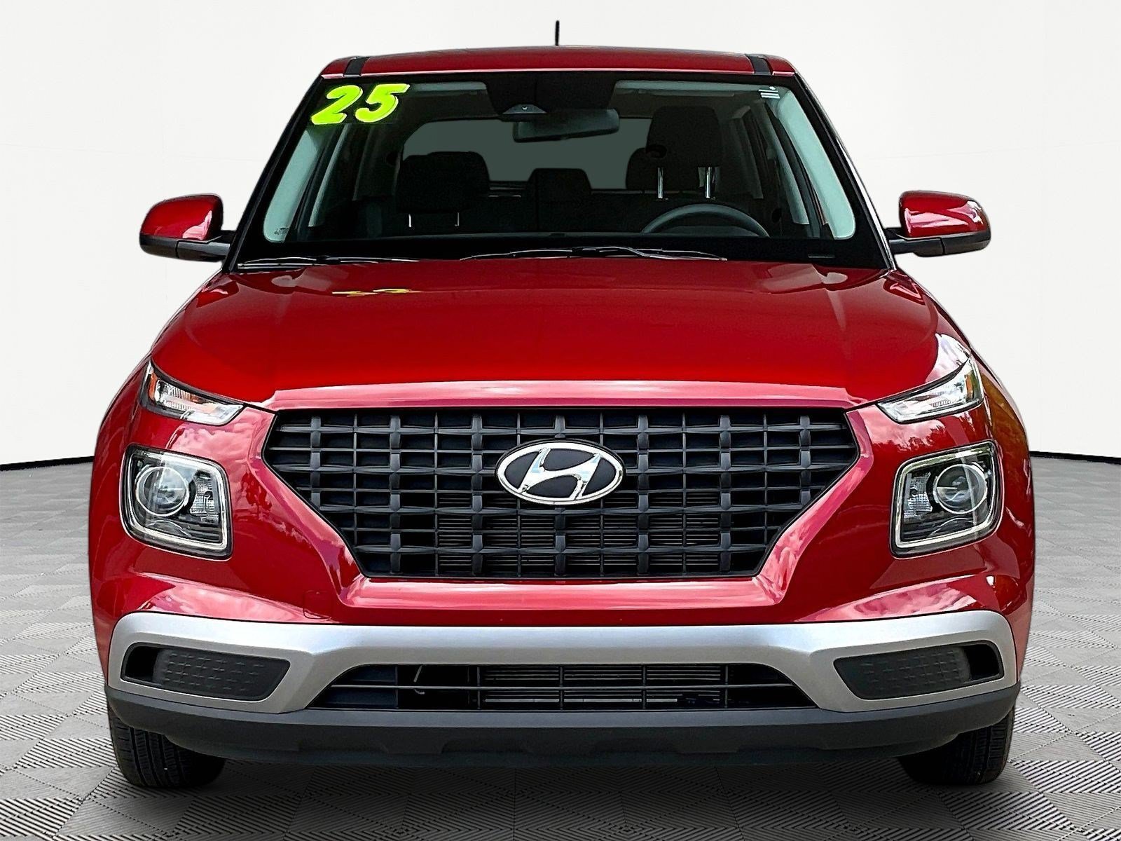 Used 2025 Hyundai Venue SE FWD image 2