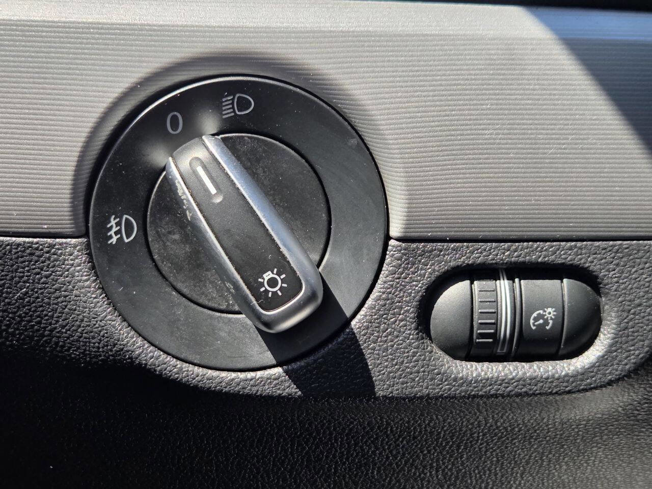 Used 2012 Volkswagen Jetta GLI Autobahn FWD image 34