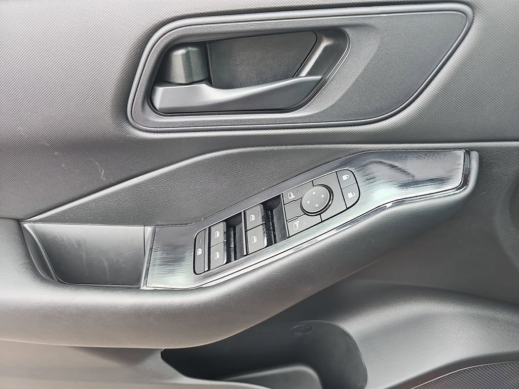 Used 2025 Nissan Rogue S image 30