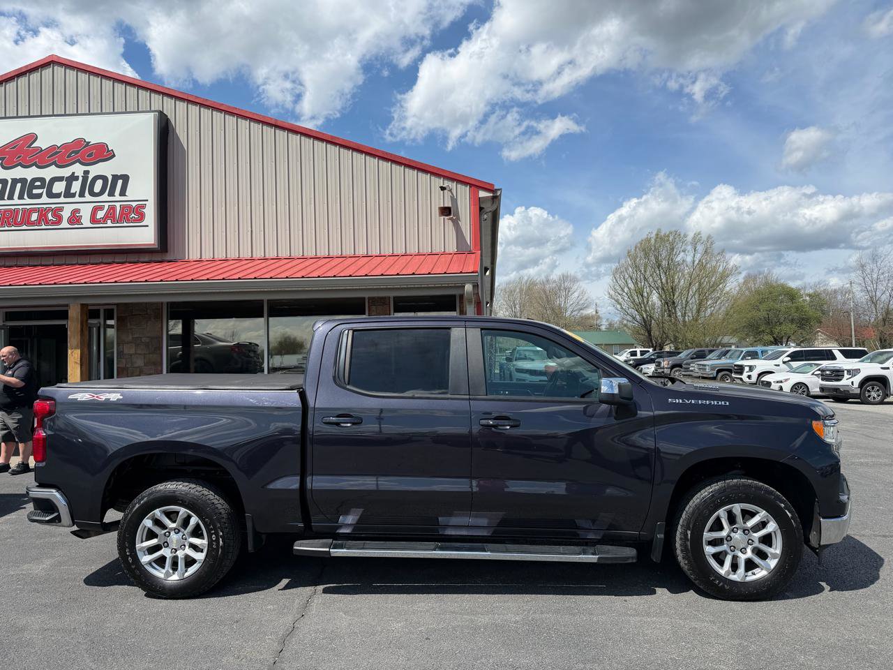 Used 2022 Chevrolet Silverado 1500 LT AWD/4WD image 3