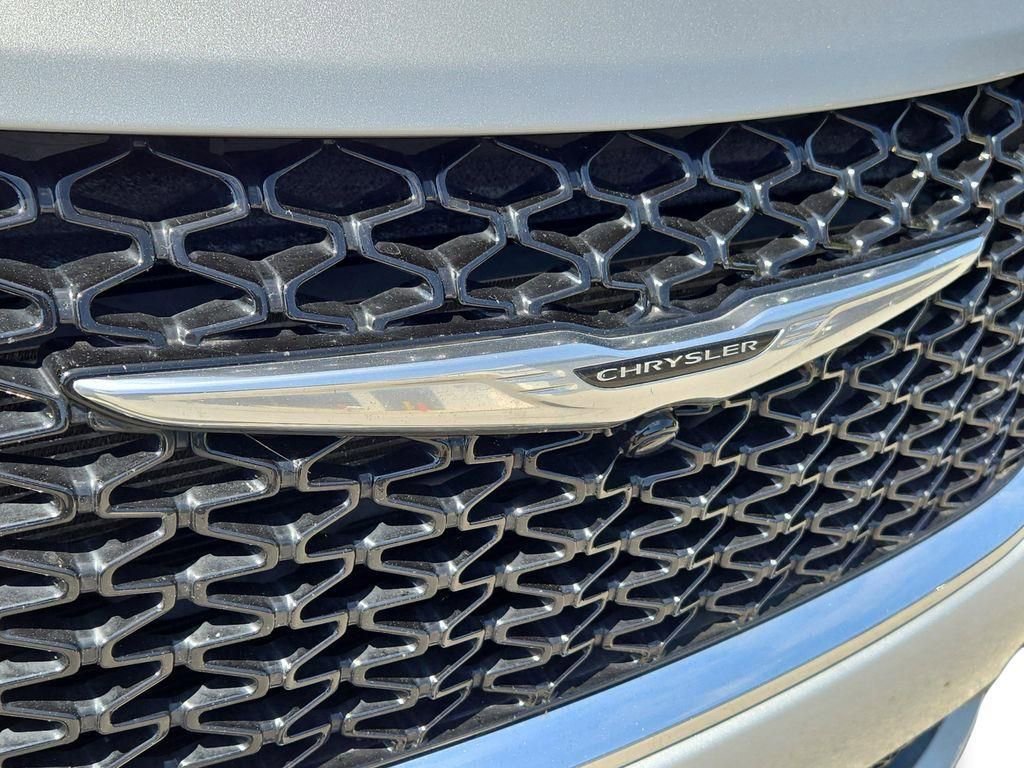 Used 2023 Chrysler Pacifica Touring-L image 4