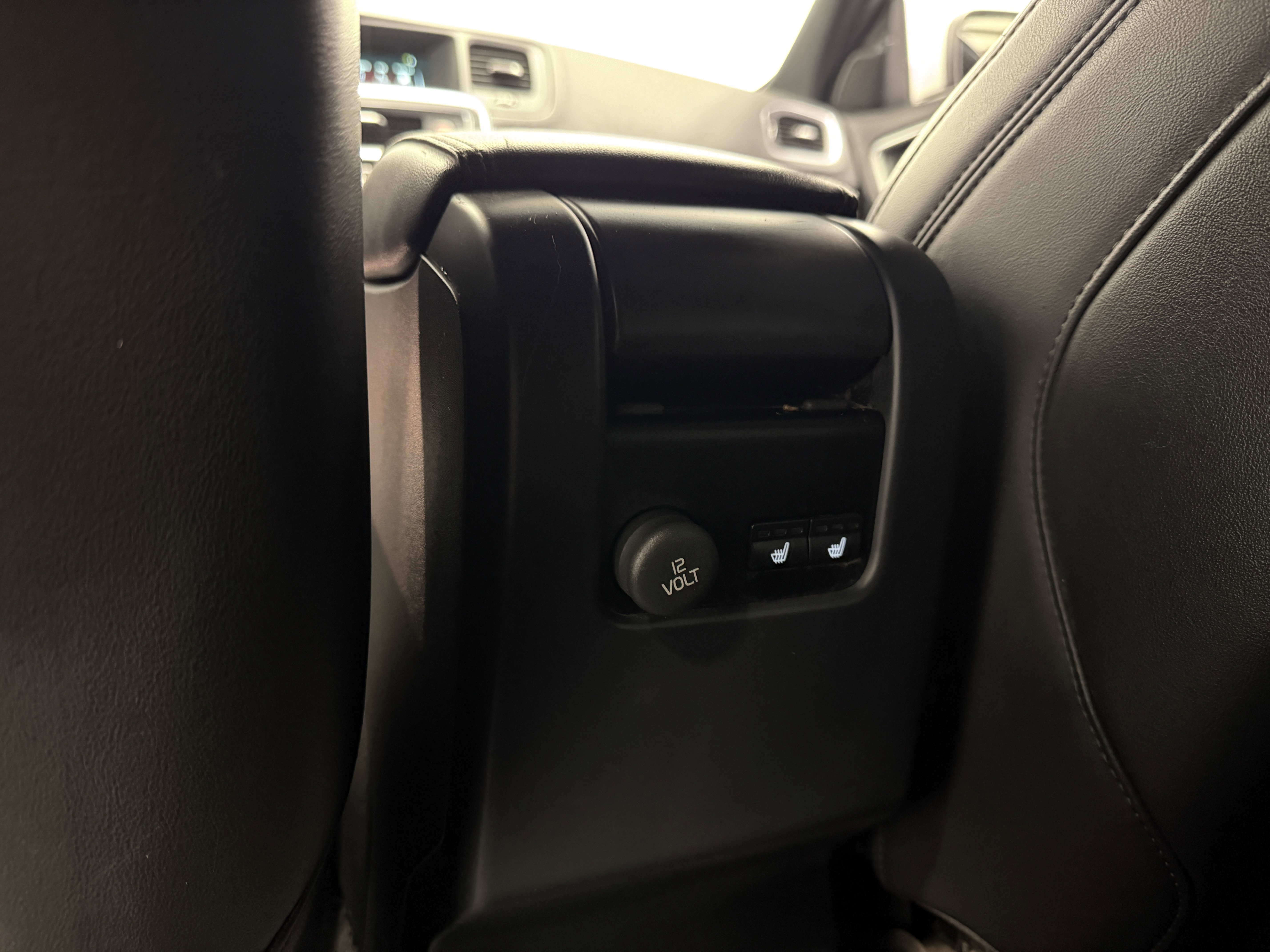 Used 2017 Volvo V60 T6 R-Design Platinum w/ Climate Package image 26