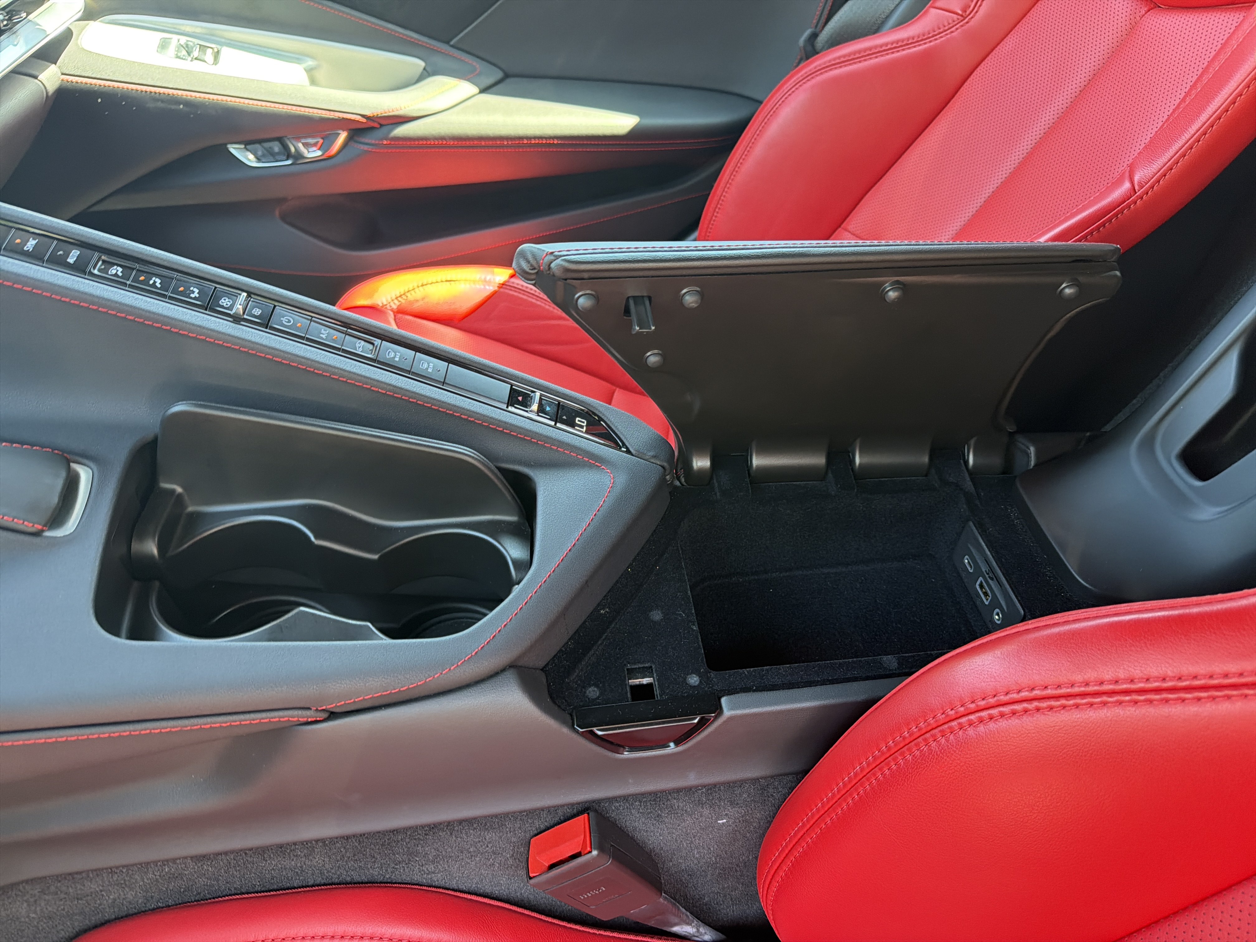 Used 2022 Chevrolet Corvette Stingray Coupe w/ Z51 Performance Package RWD image 29