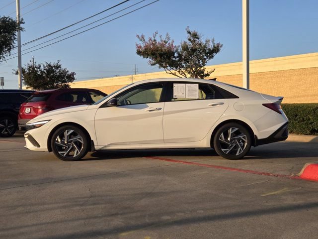 Certified 2025 Hyundai Elantra SEL FWD image 4