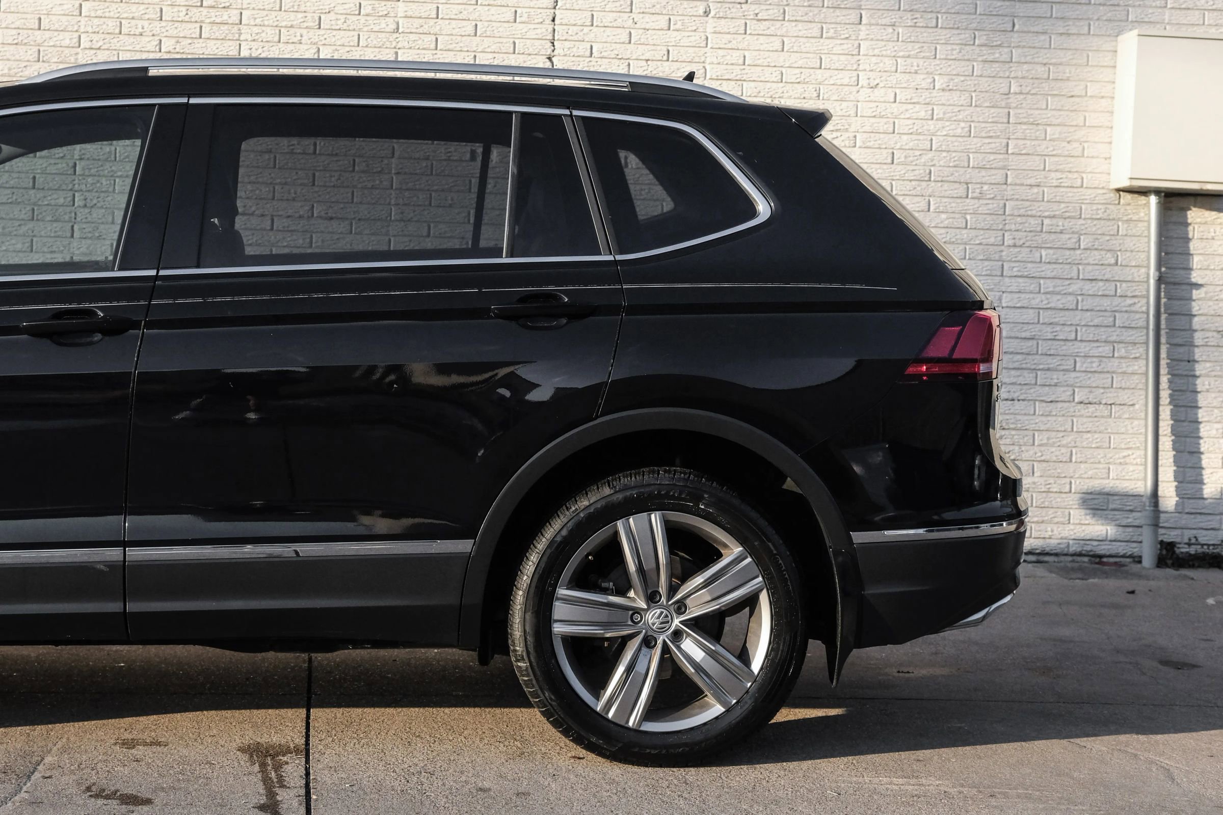 Used 2018 Volkswagen Tiguan SEL Premium image 13