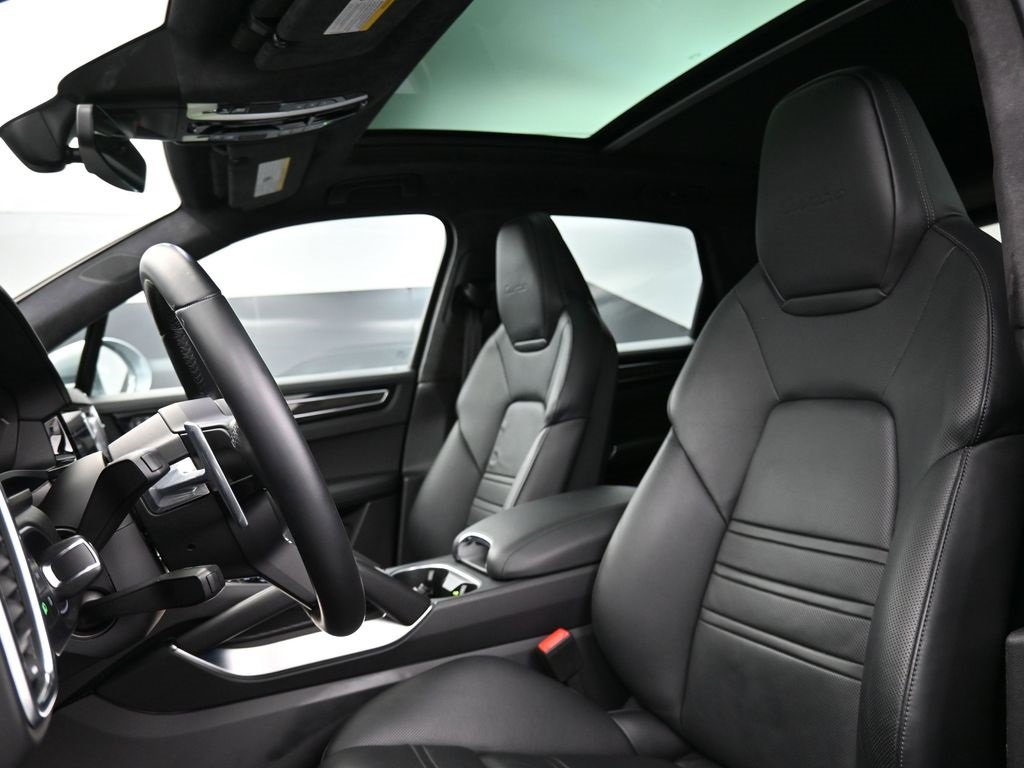 Used 2022 Porsche Cayenne Turbo image 5