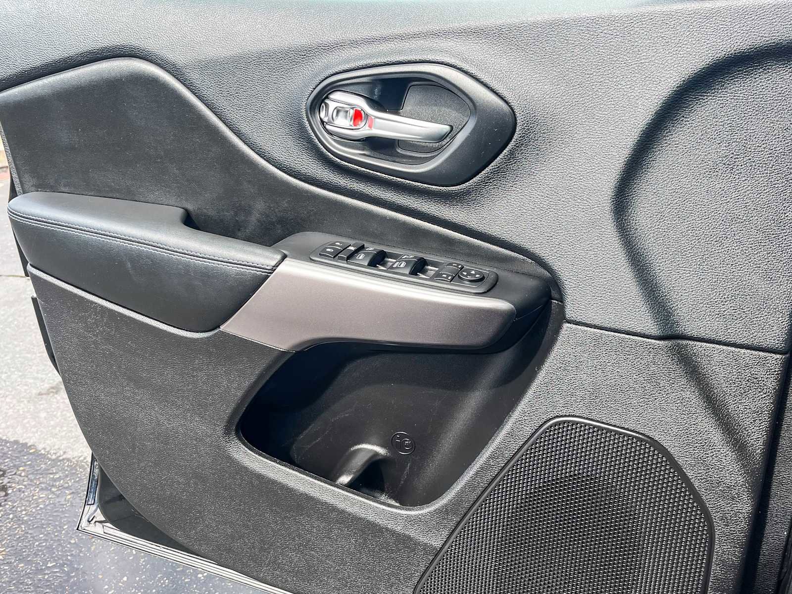 Used 2019 Jeep Cherokee Latitude Plus w/ Comfort/Convenience Group image 19