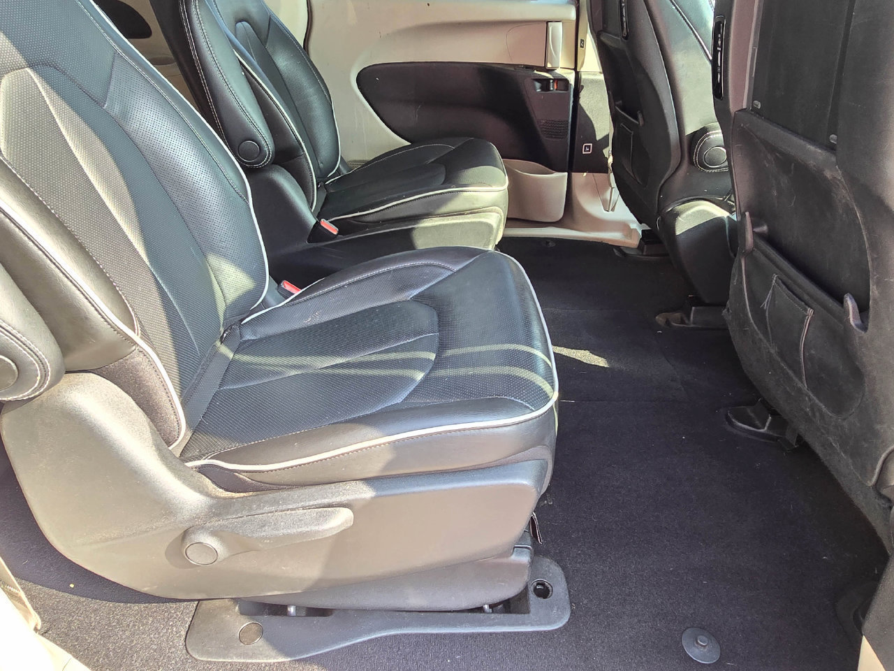 Used 2022 Chrysler Pacifica Limited w/ Uconnect Theater Family Group FWD image 31
