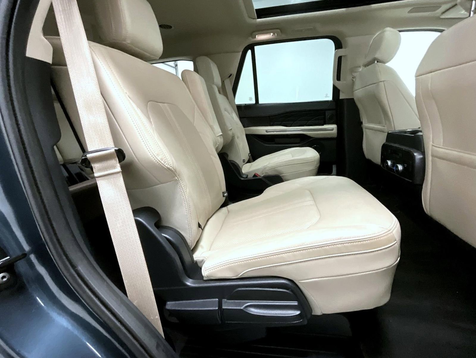 Used 2024 Ford Expedition Platinum image 19