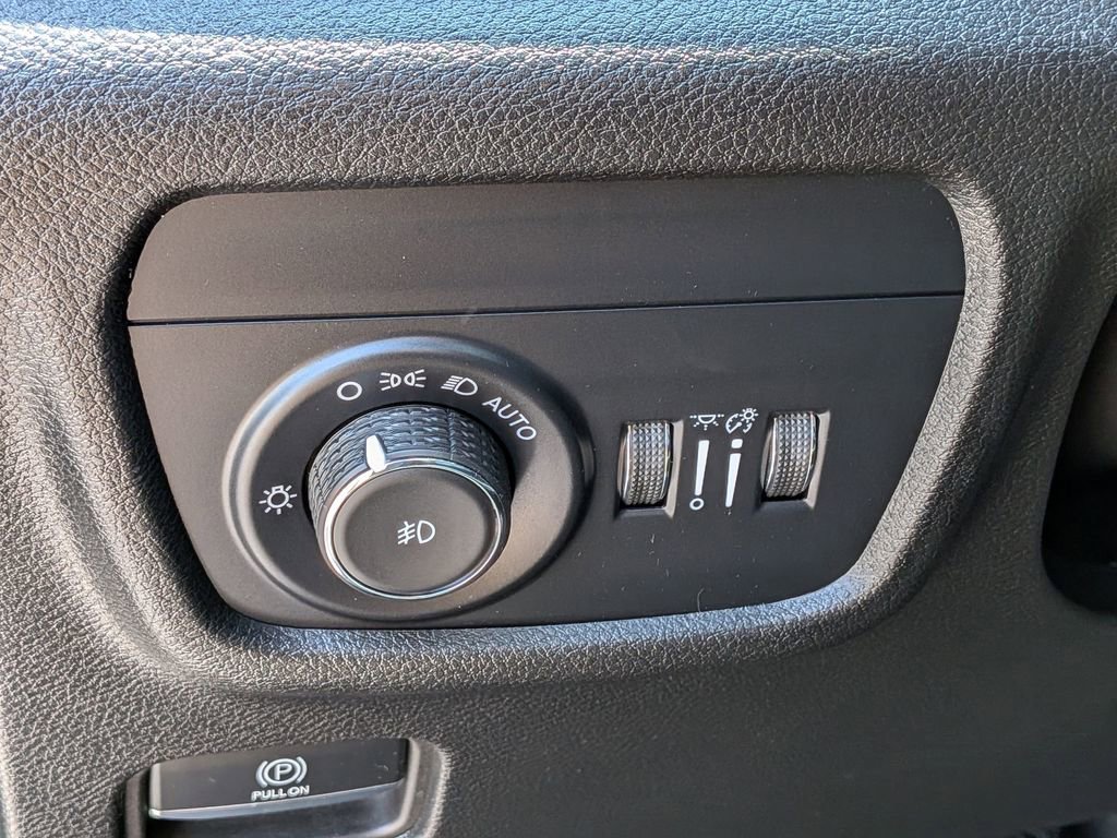 Used 2023 Jeep Grand Cherokee Limited AWD/4WD image 15