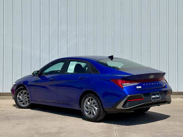 Used 2025 Hyundai Elantra Hybrid FWD image 4