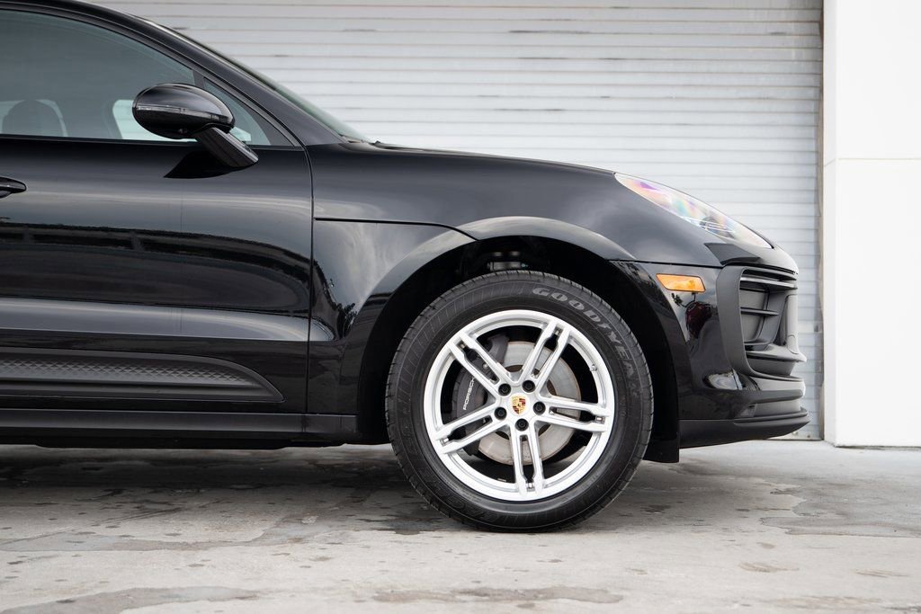 Certified 2025 Porsche Macan image 9