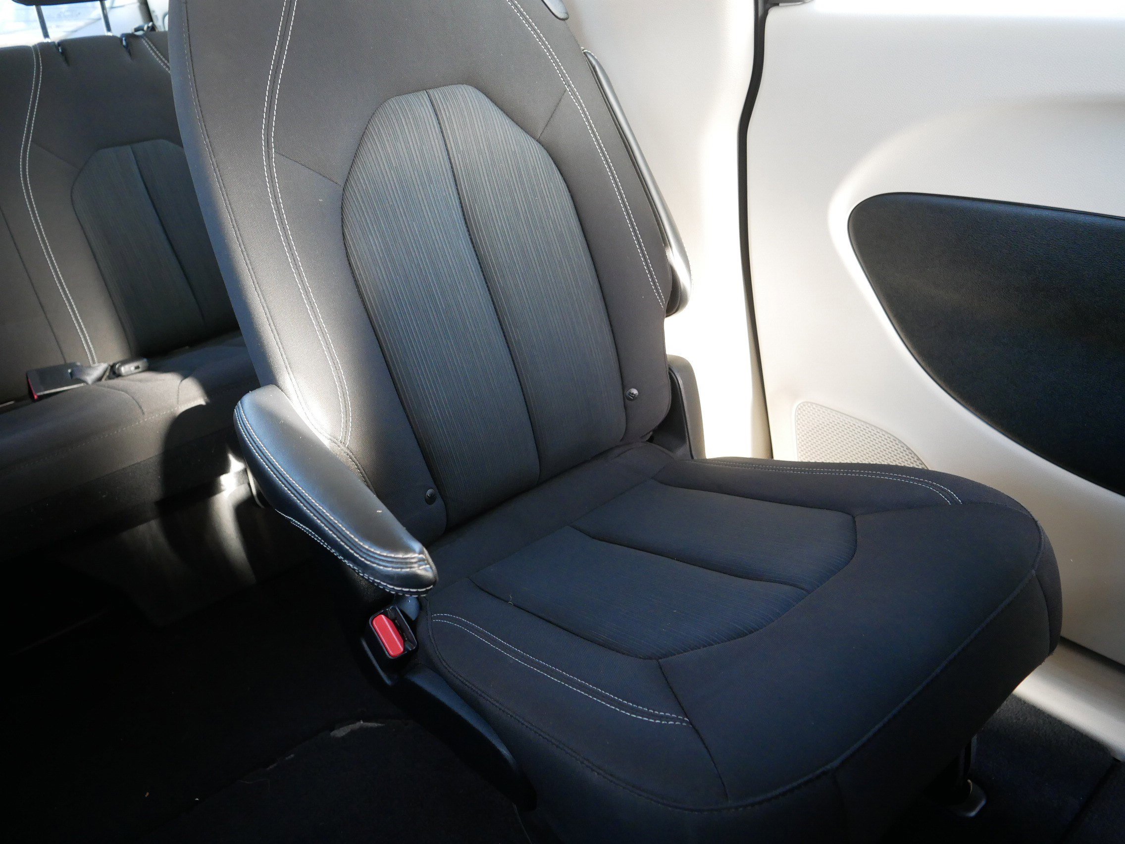 Used 2022 Chrysler Voyager LX image 14
