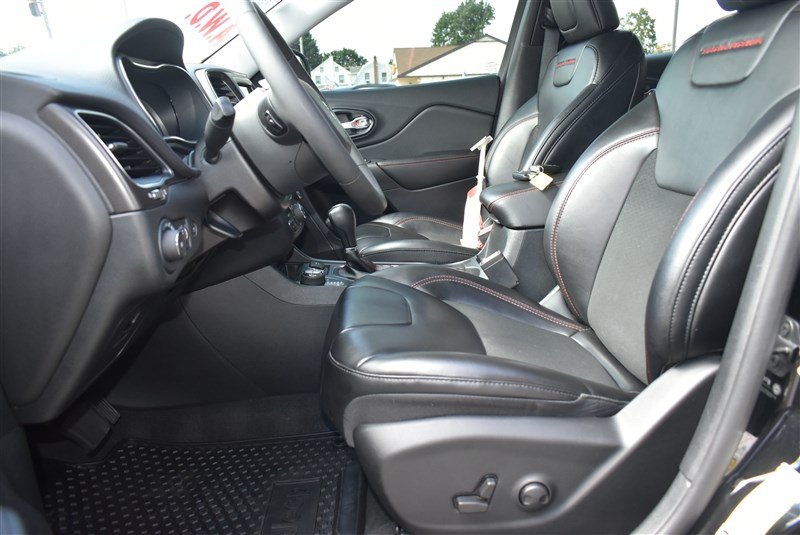 Used 2022 Jeep Cherokee Trailhawk w/ Comfort/Convenience Group AWD/4WD image 11