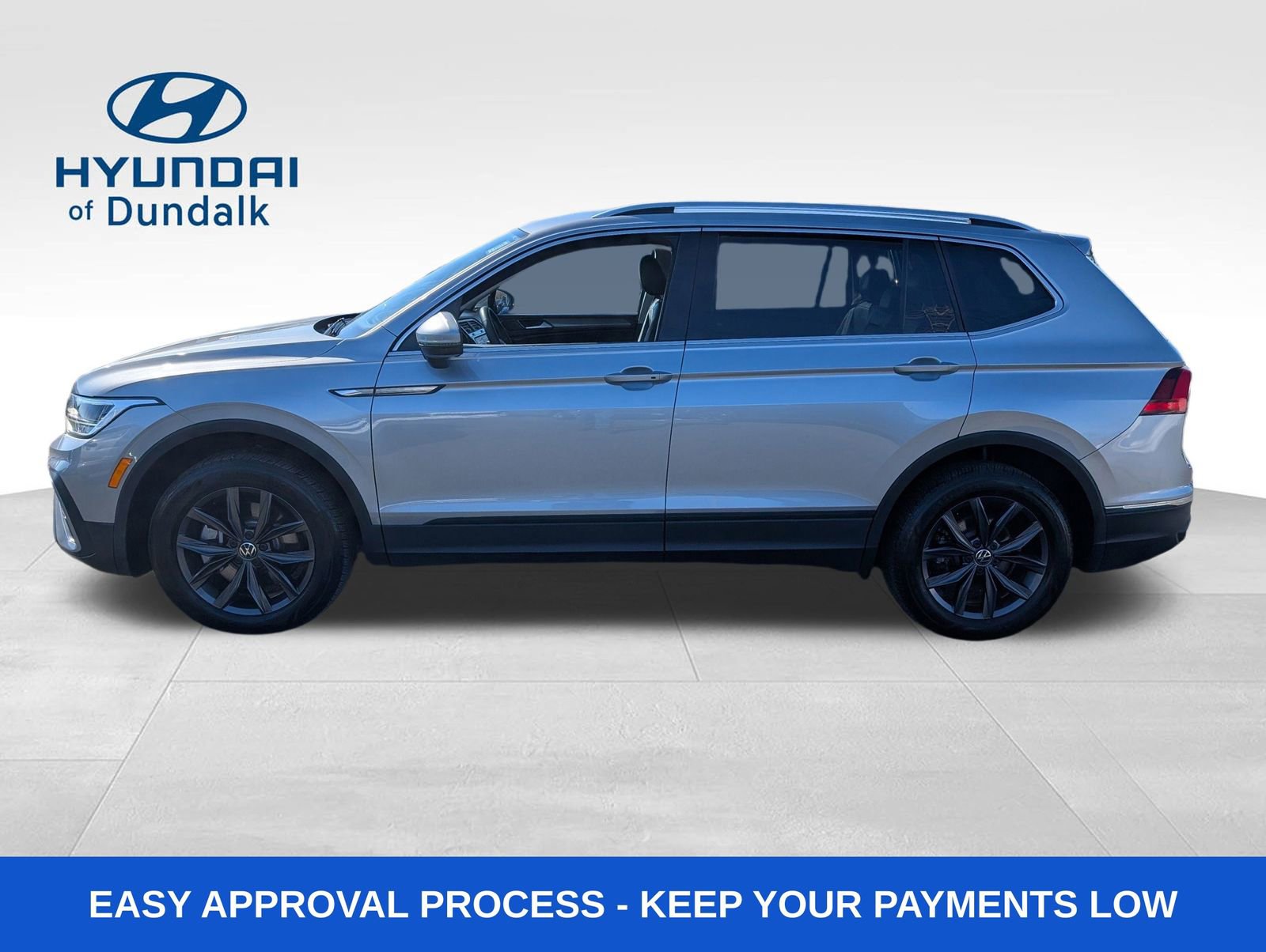 Used 2024 Volkswagen Tiguan SE image 2