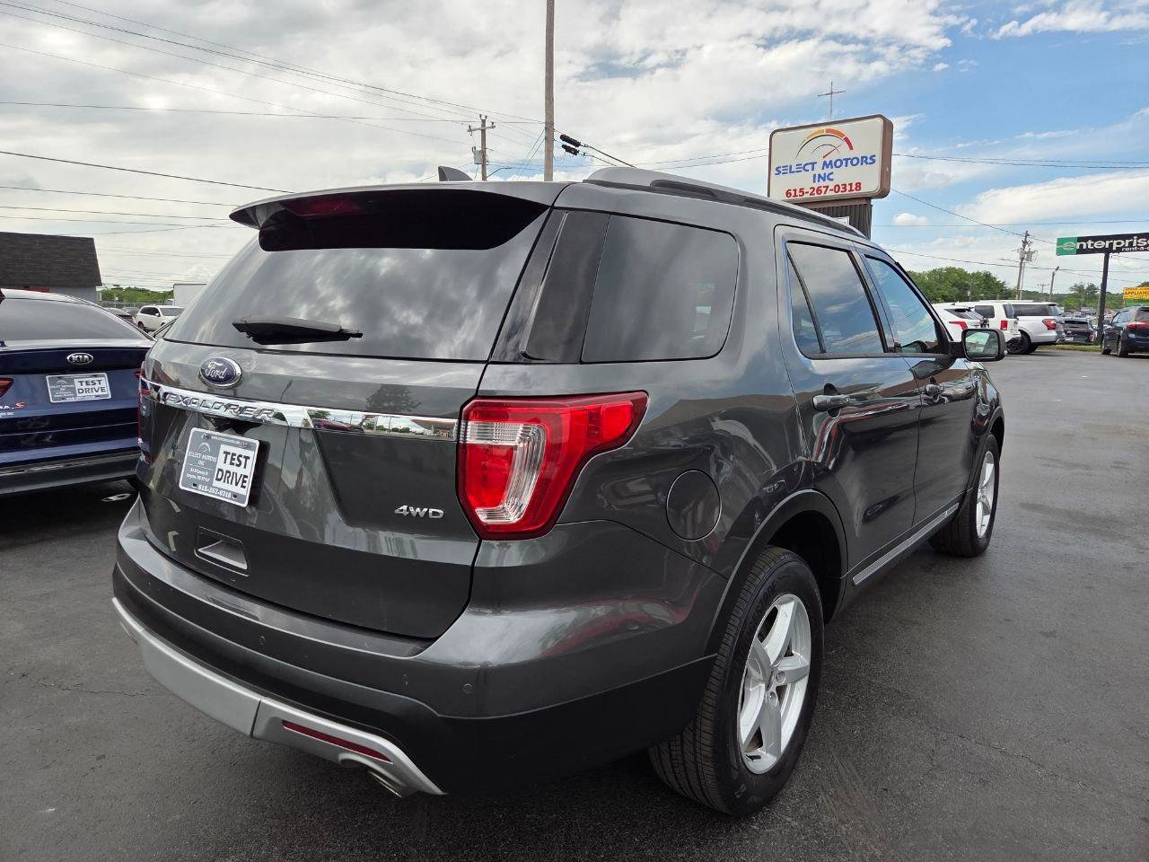 Used 2017 Ford Explorer XLT w/ Equipment Group 202A image 5