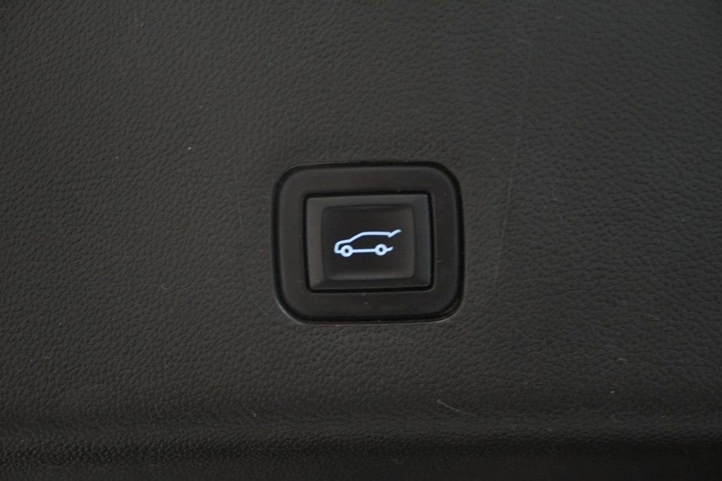 Used 2019 Chevrolet Traverse Premier w/ Redline Edition image 11