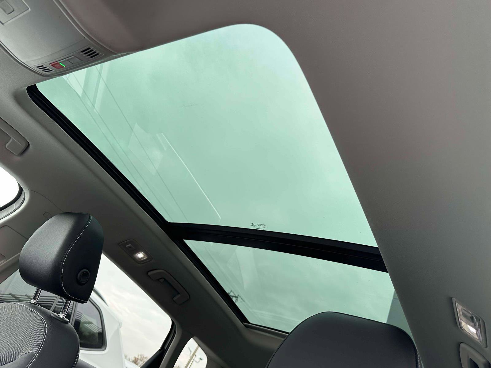 Certified 2022 Volkswagen Taos SE w/ Panoramic Sunroof Package image 18