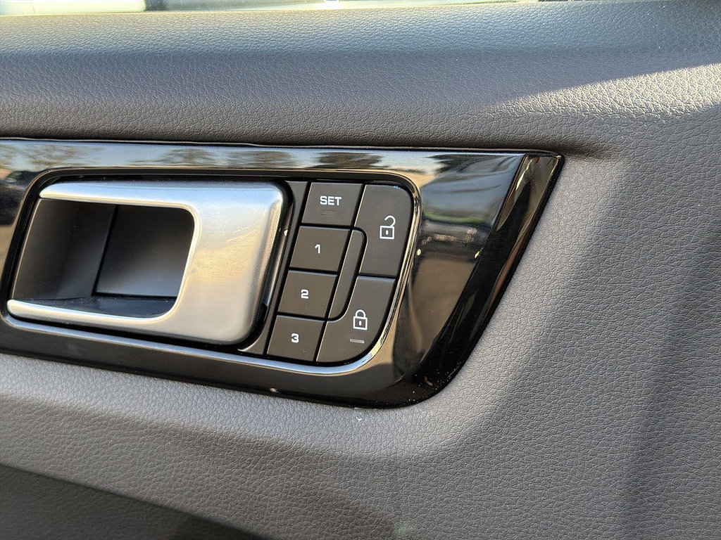 Used 2023 Porsche Cayenne AWD/4WD image 41