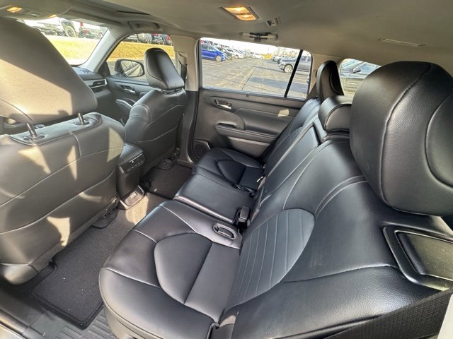 Certified 2022 Toyota Highlander XLE image 16