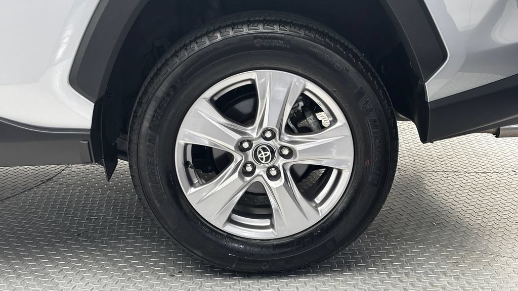 Used 2025 Toyota RAV4 XLE AWD/4WD image 5