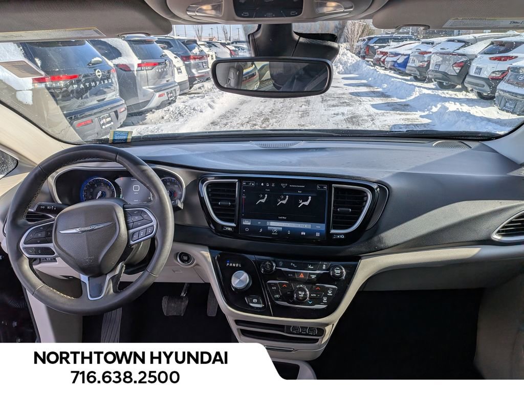 Used 2024 Chrysler Pacifica Touring-L image 6