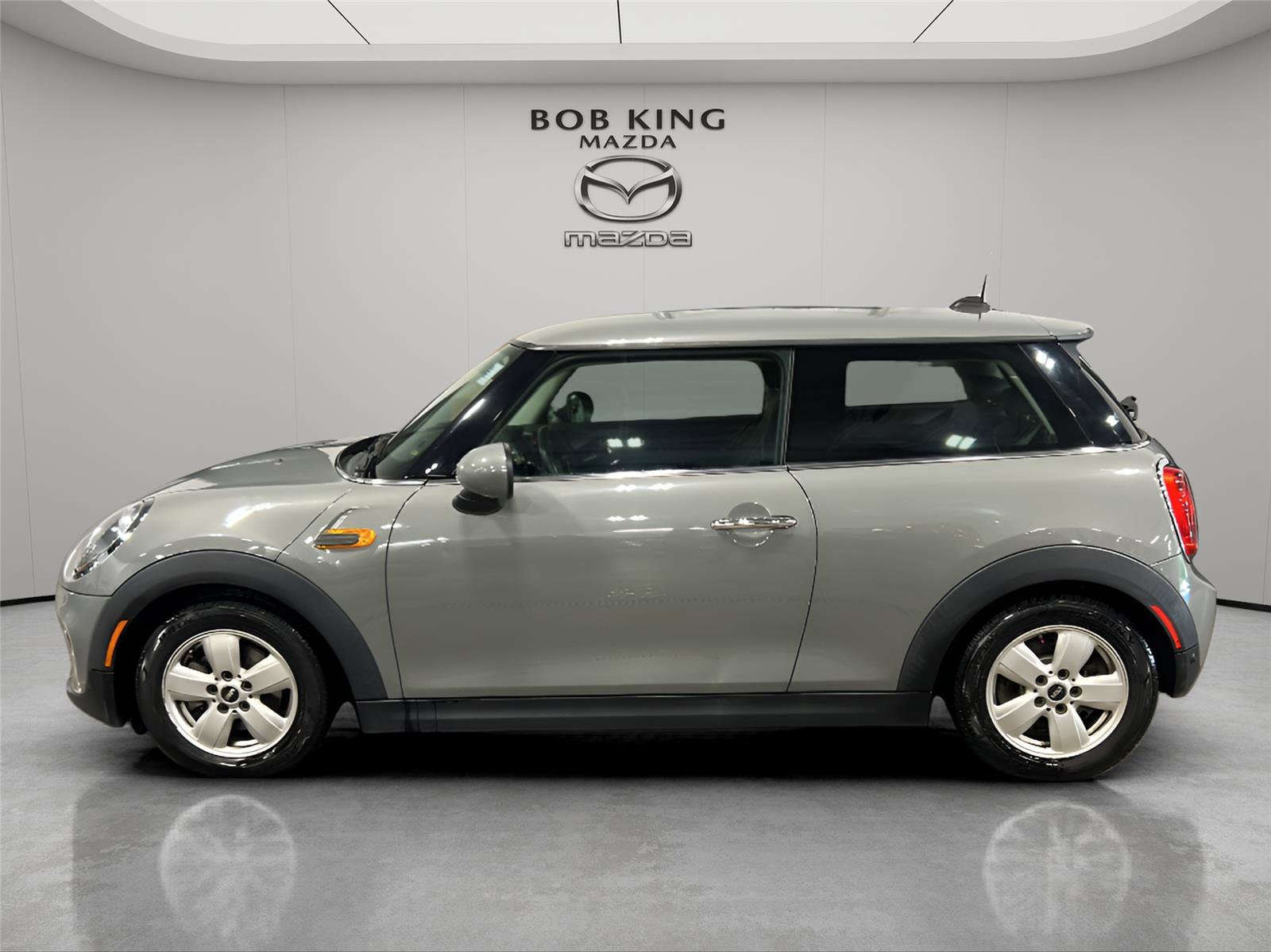 Used 2019 MINI Cooper 2-Door Hardtop w/ Storage Package FWD image 2