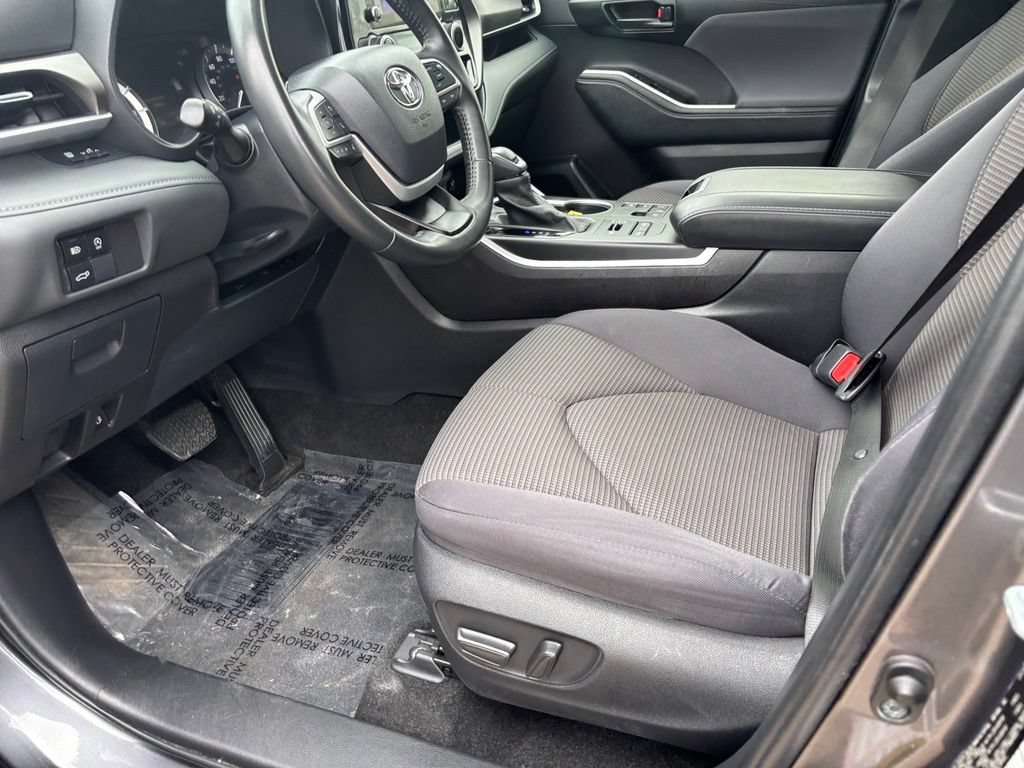 Used 2024 Toyota Highlander LE AWD/4WD image 22