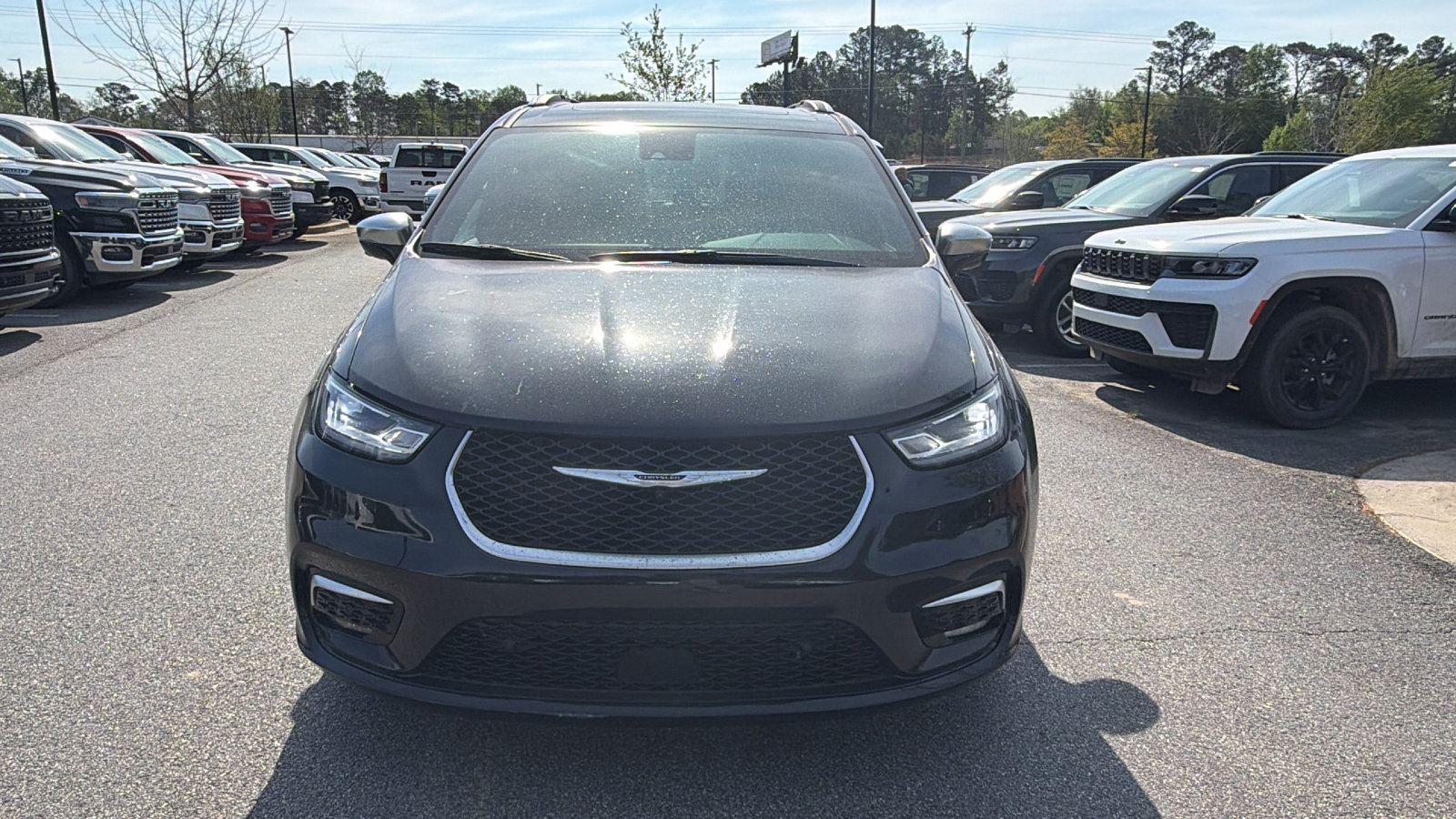 Used 2025 Chrysler Pacifica Pinnacle FWD image 3