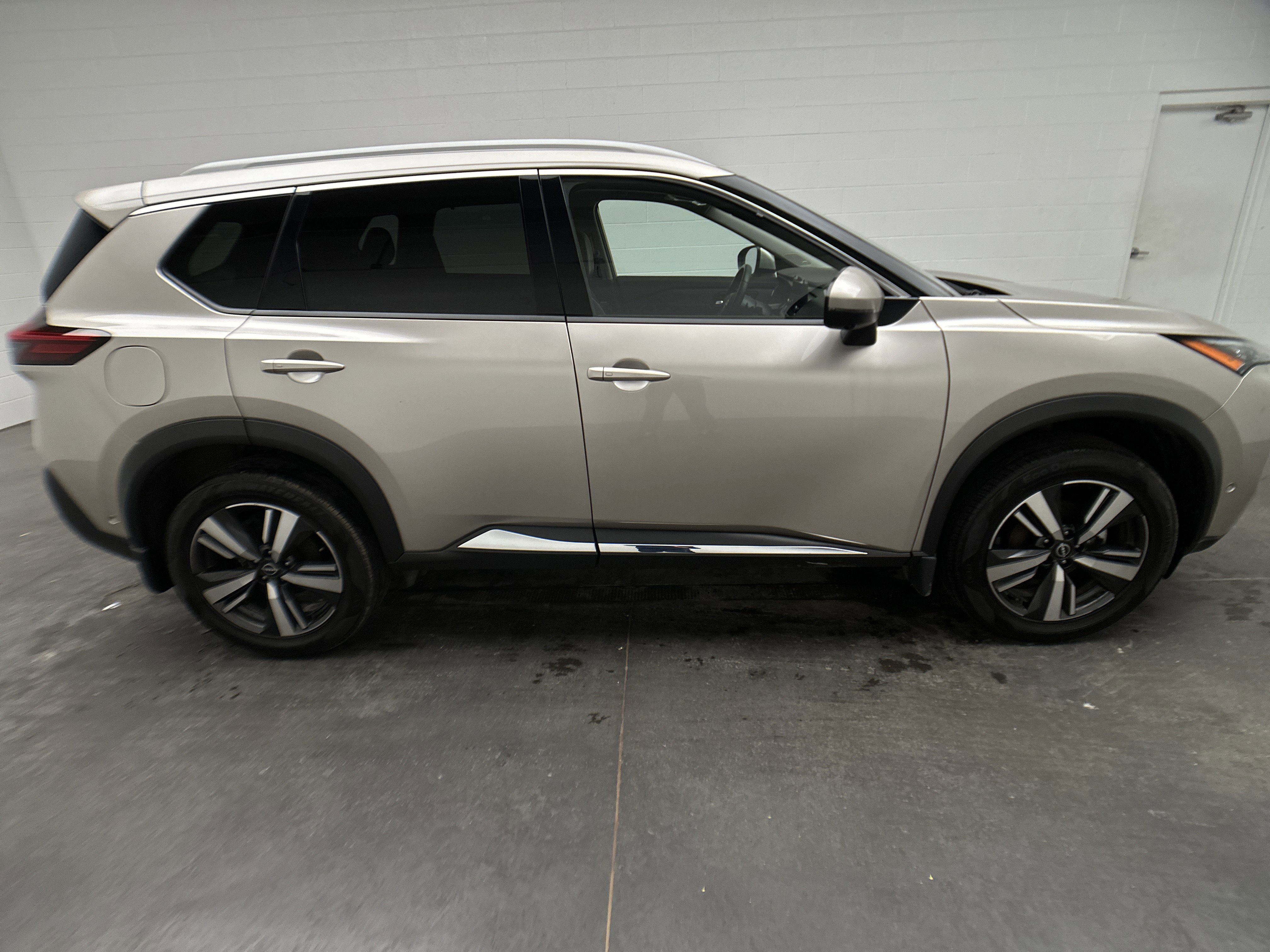 Used 2023 Nissan Rogue SL w/ SL Premium Package image 11