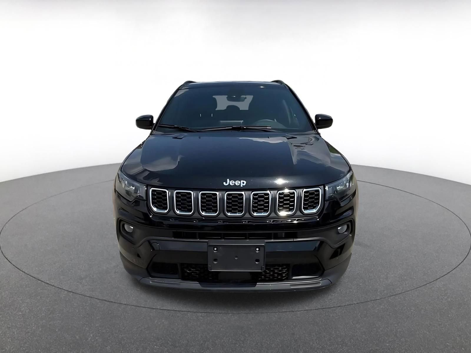 Used 2025 Jeep Compass Latitude AWD/4WD image 4