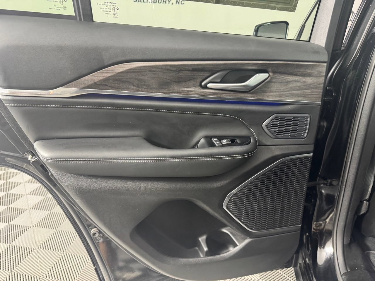 Used 2023 Jeep Grand Cherokee Overland AWD/4WD image 33