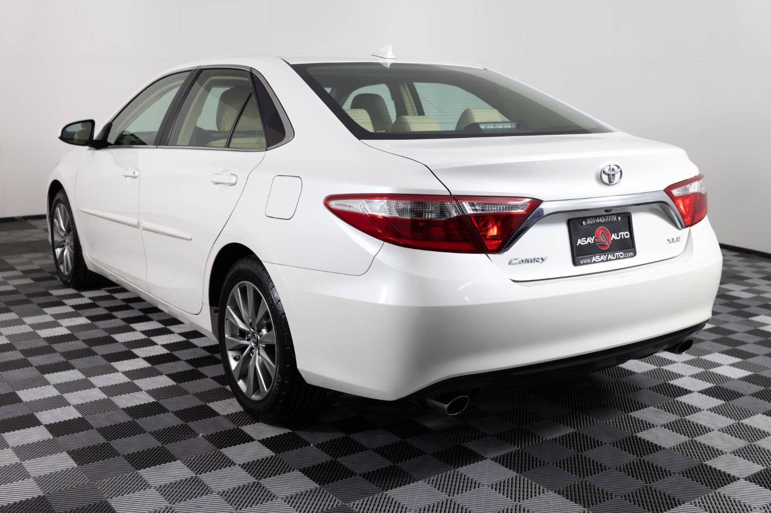 Used 2017 Toyota Camry XLE w/ Advanced Technology Package FWD image 5