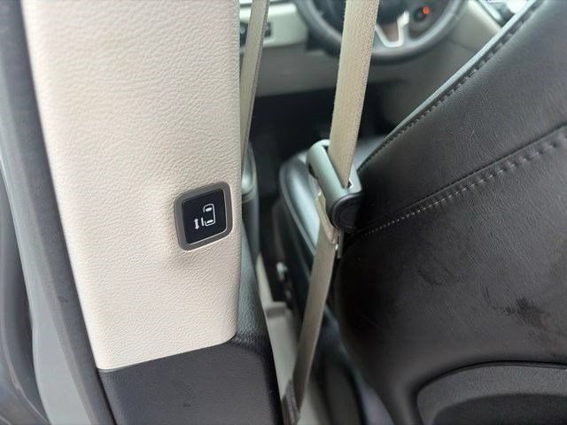 Used 2023 Chrysler Pacifica Touring-L FWD image 28
