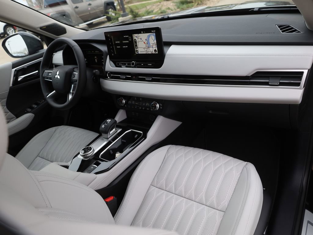 New 2025 Mitsubishi Outlander AWD image 16