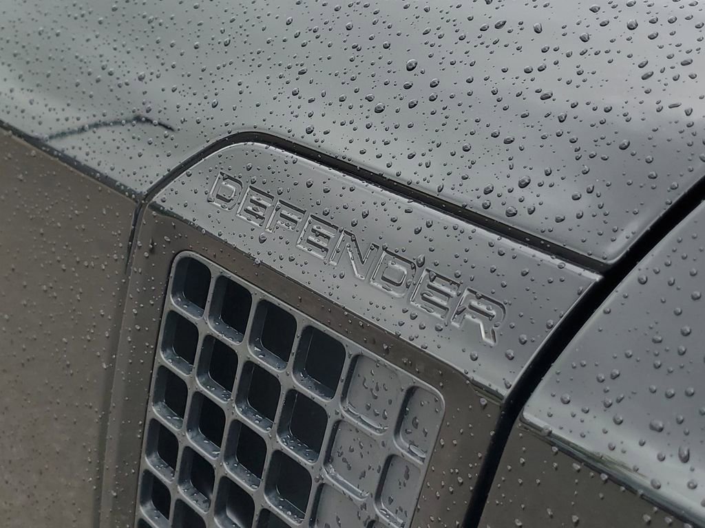 Used 2025 Land Rover Defender 130 X-Dynamic SE image 6